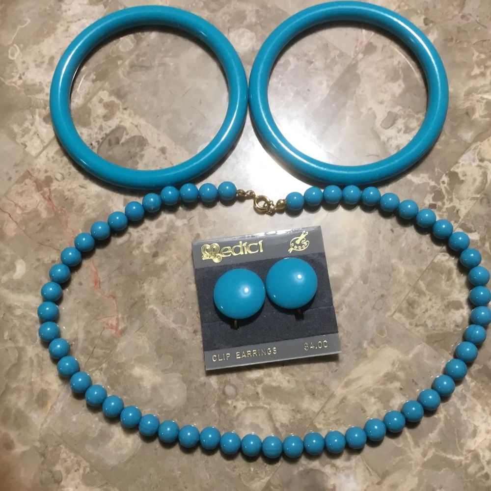 Vintage Costume - Turquoise Necklace, Clip Earrings, and 2 Bracelets. - Picture 12 of 16